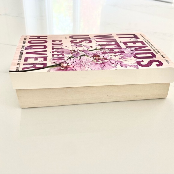 Colleen Hoover Book Set - Hopeless & It Ends With Us - Picture 3 of 3